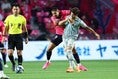 【PHOTO】J１第19節 C大阪０－１福岡｜レオ・セアラ（左）と前寛之｜写真：梅月智史（サッカーダイジェスト写真部）