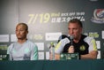 【PHOTO】横浜F・マリノス、セルティックFC合同記者会見｜セルティックFCのブレンダン・ロジャーズ監督（右）と前田大然（左）|写真：滝川敏之