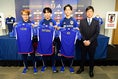 【PHOTO】e日本代表３選手と、サッカー日本代表森保一監督（右）が笑顔で記念撮影！｜写真：鈴木颯太朗