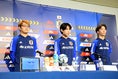 【PHOTO】緊張した面持ちで登壇したe日本代表３選手。｜写真：鈴木颯太朗