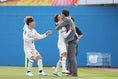 【PHOTO】J２第１節 横浜FC１－１山口｜52分、先制点を挙げ志垣良監督と抱き合って喜ぶ若月大和｜写真：滝川敏之
