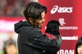 【PHOTO】背番号96番を背負う山口蛍は愛犬「クロちゃん」と一緒に入場｜写真：梅月智史（サッカーダイジェスト写真部）