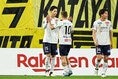 【PHOTO】83分、木下康介（左）がゴール！移籍後初ゴールがチームに今季初勝利をもたらした｜写真：梅月智史（サッカーダイジェスト写真部）