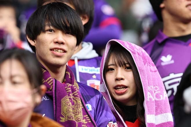 【PHOTO】冷たい雨の中スタジアムに熱い声援を響かせる京都サンガF.C.サポーター！ サッカーダイジェストWeb