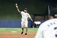 【PHOTO】MLB開幕戦　パイレーツ×マーリンズの始球式に登場したネイマール｜写真：Getty Images