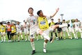 【PHOTO】ラインダンス冒頭は、逆転ゴールを決めた山本駿亮(左)と、今井那生(右)が共にダンシング！｜写真：鈴木颯太朗