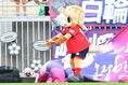 【PHOTO】ボールパーソンの方に試合球を転がすハーマー&ドリー！｜写真：鈴木颯太朗