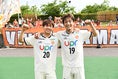 【Ｊ２第15節PHOTO】いわき１－２山口｜先制点を決めた河野孝汰(左)と、決勝点を決めた山本駿亮(右)が笑顔で記念撮影！｜写真：鈴木颯太朗