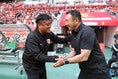 【厳選ショット】試合前握手を交わす名古屋の長谷川健太監督（右）と京都の曺貴裁監督（左）｜写真：滝川敏之