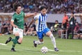 【厳選ショット】三笘薫（右）とマークする松橋優安（左）｜写真：SOCCER DIGEST