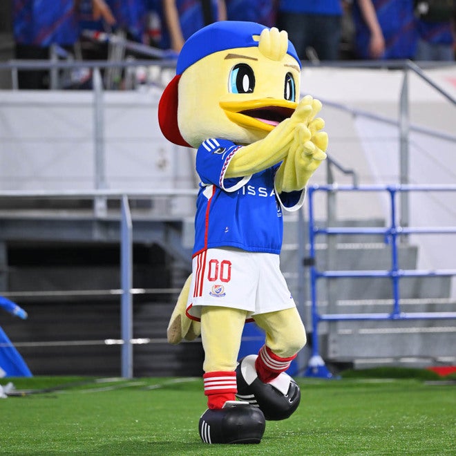 PHOTO】Jがコラボ！国立決戦に横浜F・マリノスマスコット＆ちいかわキャラクターが大集結！ | サッカーダイジェストWeb