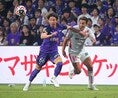 【厳選ショット】川辺駿（左）、山中亮輔｜写真：田中研治（サッカーダイジェスト写真部）