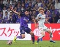 【厳選ショット】トルガイ・アルスラン（左）、森島司｜写真：田中研治（サッカーダイジェスト写真部）