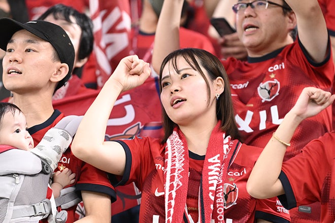 PHOTO】男祭り開催！ピッチで戦う男たちに、軽やかなロールと大声援で後押しした鹿島アントラーズサポーター！（Part４） |  サッカーダイジェストWeb