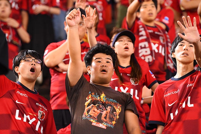 PHOTO】男祭り開催！ピッチで戦う男たちに、軽やかなロールと大声援で後押しした鹿島アントラーズサポーター！（Part４） |  サッカーダイジェストWeb