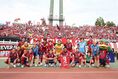 【厳選ショット】サポーターと記念写真を撮る岡山の選手たち｜写真：永島裕基