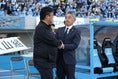 【厳選ショット】試合前握手を交わす京都の曺貴裁監督（左）と川崎の長谷部茂利監督（右）｜写真：滝川敏之