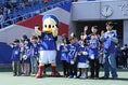 【画像】サポーターと一緒に手を振るマリノス君！｜写真：鈴木颯太朗