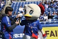【画像】サポーターを迎え入れるマリンちゃん！｜写真：鈴木颯太朗