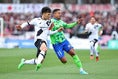 【PHOTO】ルキアン（湘南）と山川哲史（神戸）｜写真：梅月智史（サッカーダイジェスト写真部）