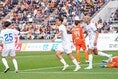 【厳選ショット】前半12分、オウンゴールで大分が先制｜写真：田中研治（サッカーダイジェスト写真部）