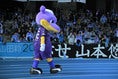 【画像】川崎対湘南戦のイベント「ワルナイトカーニバル」の主役、ワルンタ！｜写真：金子拓弥（サッカーダイジェスト写真部）