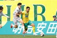 【厳選ショット】カルリーニョス・ジュニオ（右）と津久井匠海｜写真：滝川敏之