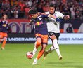 【画像】浦上仁騎（左）、マルセロ・ヒアン｜写真：田中研治（サッカーダイジェスト写真部）