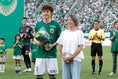 【厳選ショット】試合前、Jリーグ100試合出場の谷口栄斗にお母様から花束が贈られた｜写真：滝川敏之