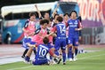 【画像】試合開始早々、鳥海芳樹(10番)がゴールを決めるも、田中雄大(14番)に抱きつき喜びを分かち合った三平和司(中央左)｜写真：鈴木颯太朗