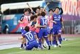 【画像】試合開始早々、鳥海芳樹(10番)がゴールを決めるも、田中雄大(14番)に抱きつき喜びを分かち合った三平和司(中央左)｜写真：鈴木颯太朗