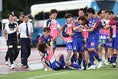 【画像】ゴールを決めた鳥海芳樹(中央左/キャプテンマーク)に、「決めたのは俺だ！」と言わんばかりに取り押さえられる三平和司(中央左下)｜写真：鈴木颯太朗