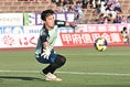 【Ｊ２第19節PHOTO】甲府１－１熊本｜試合前、ウォーミングアップを行う甲府のサブゴールキーパー、東ジョン。今季はルヴァンカップのみの出場に止まっている。｜写真：鈴木颯太朗