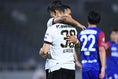 【画像】延長前半４分、山内翔(手前30番)のループシュートぎみのパスを、エリキが押し込み逆転！｜写真：鈴木颯太朗