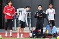 【PHOTO】カメラマンの映像が気になる様子の南野拓実｜写真：梅月智史（サッカーダイジェスト写真部）