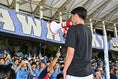 【画像】五木田季晋がサポーターに挨拶！｜写真：鈴木颯太朗