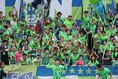 【厳選ショット】29分、鈴木章斗が先制ゴールを挙げ、サポーターの待つスタンドに駆け寄る｜写真：滝川敏之