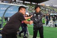 【厳選ショット】握手を交わす湘南の山口智監督（右）と京都の曺貴裁監督（左）｜写真：滝川敏之