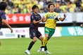 【PHOTO】石川大地（千葉）と髙尾瑠（札幌）｜写真：梅月智史（サッカーダイジェスト写真部）