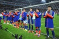 【画像】サポーターに挨拶する日本代表｜写真：金子拓弥（サッカーダイジェスト写真部）