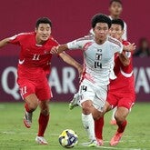 「日本の選手を殴るかのように…」