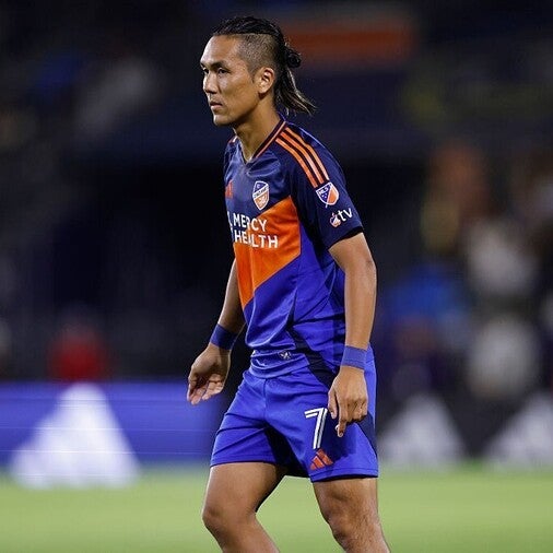 本田圭佑からレギュラーの座を奪った“怪物FW”の電撃退団にファン愕然