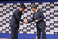 【画像】大島秀夫監督(左)と、中山昭宏氏(右)が固い握手を交わした！｜写真：鈴木颯太朗