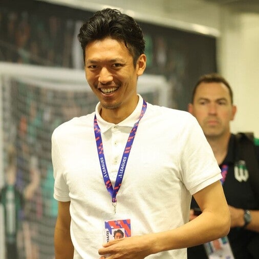 スペイン強豪でもプレーした日本人FWの電撃加入にファン熱狂！