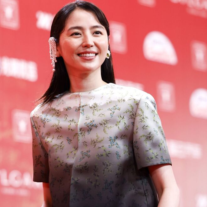 元日本代表MFを父に持つ長澤まさみが幼少期の“激レアな一枚”を公開!「お父さんそっくり」「すでに美人」など話題 | サッカーダイジェストWeb