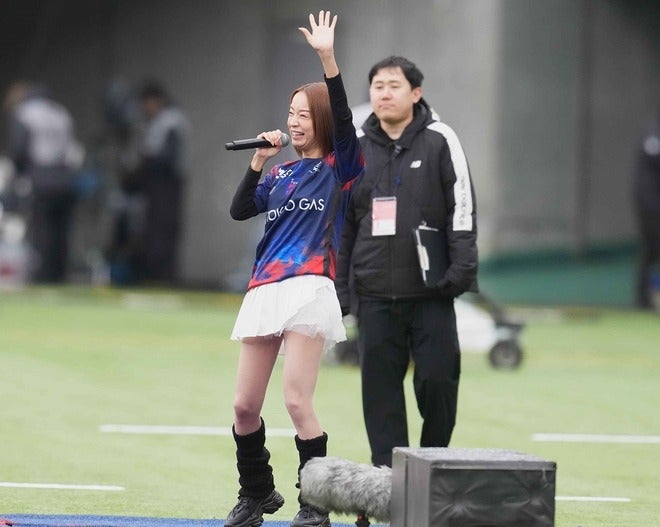 画像】可憐なミニスカ姿で熱唱！ 味スタに降臨した“伝説の歌姫”鈴木