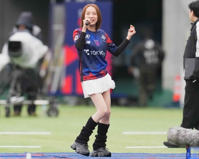 画像】可憐なミニスカ姿で熱唱！ 味スタに降臨した“伝説の歌姫”鈴木