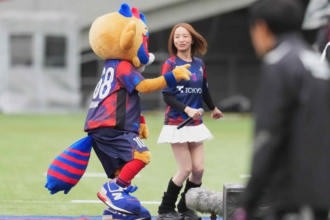 画像】可憐なミニスカ姿で熱唱！ 味スタに降臨した“伝説の歌姫”鈴木