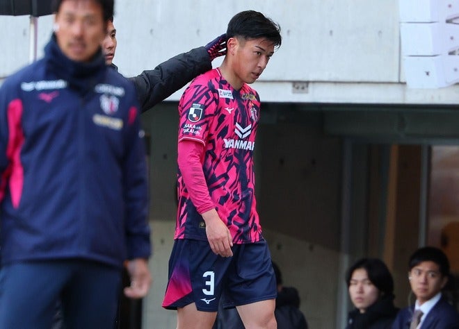 C大阪、開幕戦で前半に退場者。田中隼人が危険なタックルで一発退場