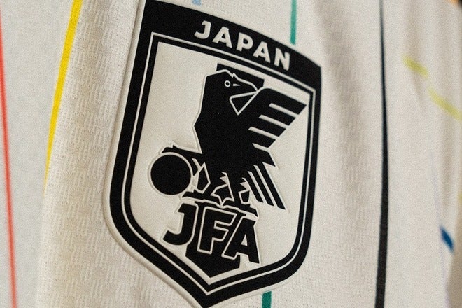 極美品 JFAサッカー日本代表エンブレム刺繍ユニフォーム 刃紋150 画像】史上初のモノクロエンブレム＆三つ葉ロゴが31年ぶり復活！日本